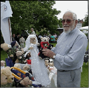  REVERAND PAUL WILSON OFFICIATING AT THE FIRST BEAR SQUADRON WEDDING 